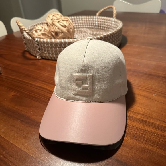 Fendi hat with sunglasses - Picture 1 of 10